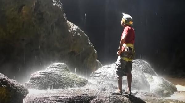 Înspăimântătoarea "Fântână a Iadului" de 200 de metri a fost EXPLORATĂ