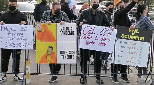 Alegeri PNL. Liberalii, întâmpinați de două proteste