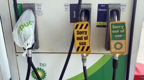 Boris Johnson ”o-ntoarce ca la Ploiești”, pe fondul penuriei de combustibili