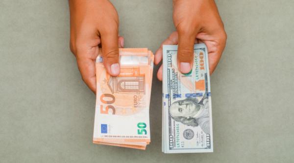 Leul pierde teren în fața dolarului, care a ajuns la 4,2382 lei. Cursul de marți, 28 septembrie