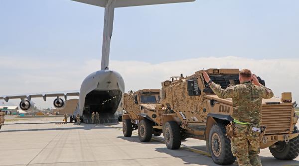 De pe front, pe stradă. Militarii britanici, chemați la pompă