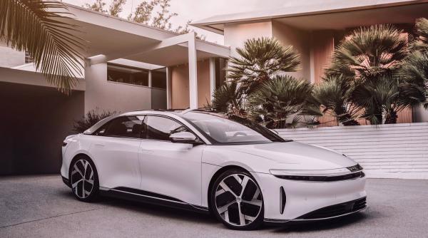 Tesla are probleme. Lucid începe livrarea sedanurilor sale electrice