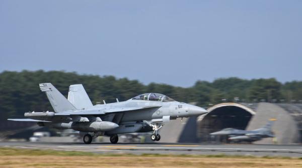 Un pilot militar a reinventat antrenamentele de zbor