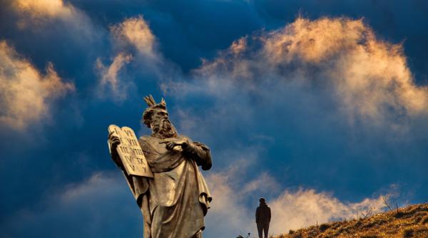 Bombă biblică: Arheologii descoperă muntele unde Moise a primit cele 10 porunci