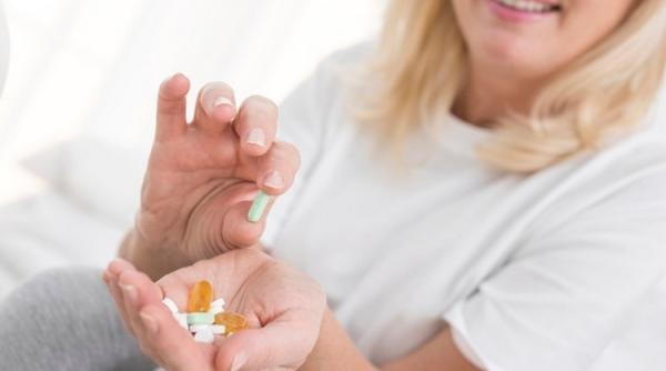 COVID-19. Vin în sfârșit pastilele mult așteptate. Patru mari companii pregătesc antivirale eficiente