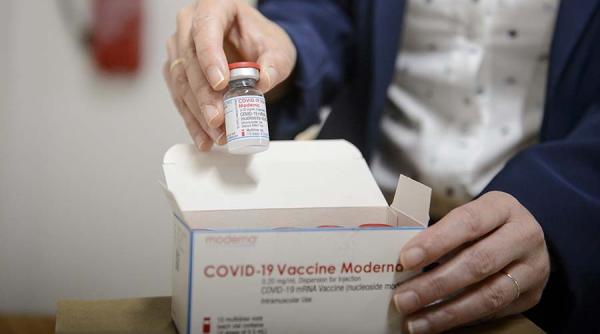 Danemarca s-a răzgândit și vaccinează tinerii cu Moderna. Cum explică