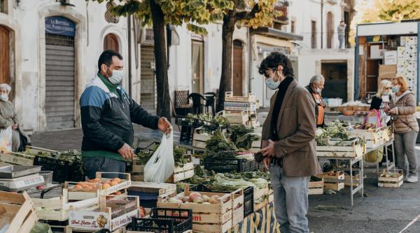 Ambalajele din plastic vor fi istorie. Franța le va interzice, din 2022, pentru fructe și legume