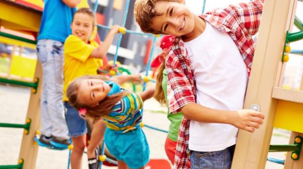 Copiii vor putea beneficia de un nou ajutor financiar, tichete de 250 de lei