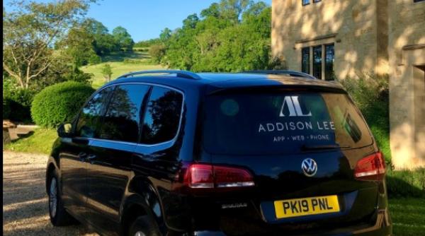 Criza lucrătorilor din UK: O companie de taxi oferă salarii de 6.000 de euro