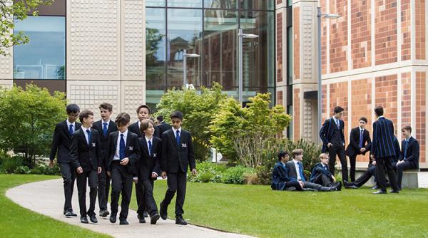 Cum s-au infiltrat comuniștii chinezi în școlile britanice de elită