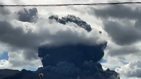 Vulcanul ASO din Japonia a început să erupă VIDEO