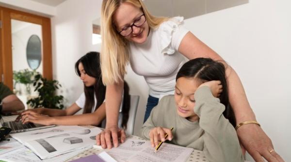 Majorare salarială pentru angajații care nu-și pot lua liber când se închid școlile