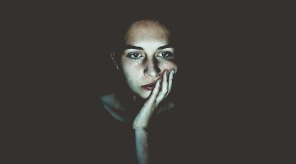 COVID-19. Cel puțin un simptom persistă luni de zile după infectare