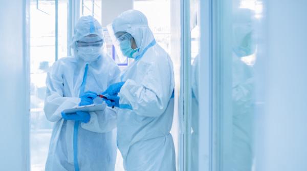 Vești sumbre de la OMS. Pandemia mai ține un an, cel puțin