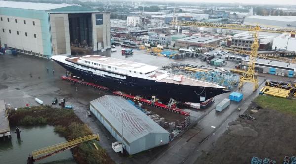 Cum arată noua jucărie a lui Jeff Bezos. Noul mega-yacht, zărit pe un șantier din Olanda VIDEO