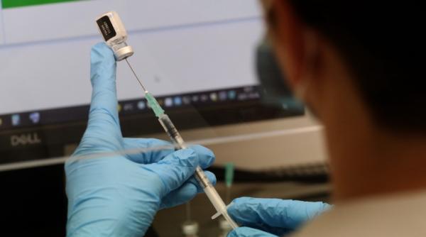 Pot firmele să ceară vaccinarea angajaților? Ce spune legea