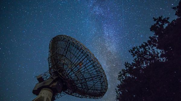 Misterioase unde radio vin din mijlocul Căii Lactee