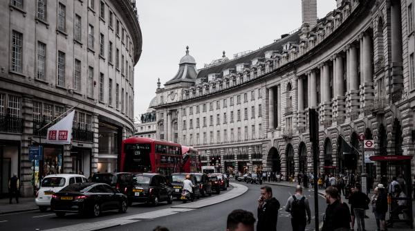 Marea Britanie va majora salariul minim cu 6,6%