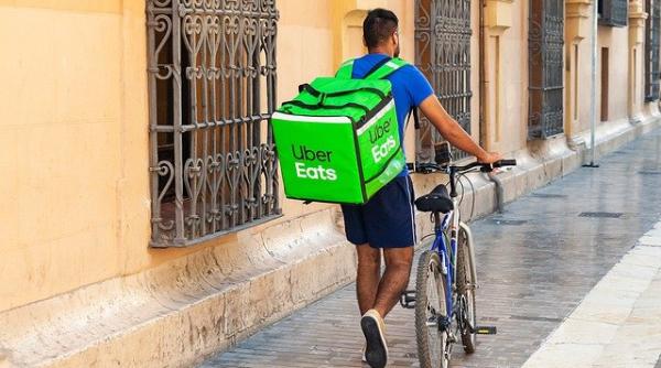 Polonia: Autoritatea de Concurenţă investighează Glovo şi Uber Eats