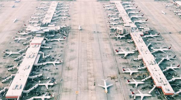 China, speriată de COVID-19, anulează sute de zboruri la Beijing