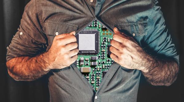 Experții avertizează că oamenii riscă să fie "piratați". Află CUM