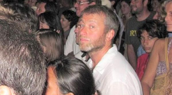 Miliardarul Roman Abramovici își vinde avionul. Vrea o căruță de bani