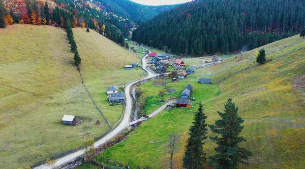 Cinci case izolate din satul Puntea Lupului au acum curent electric prin proiectul ”Energie pentru viață” inițiat de Asociația Energia Inteligentă