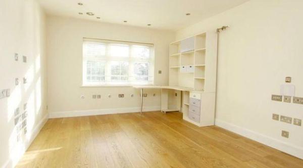 Vila cu năbădăi. Nu e bântuită, dar nu o cumpără nimeni   FOTO