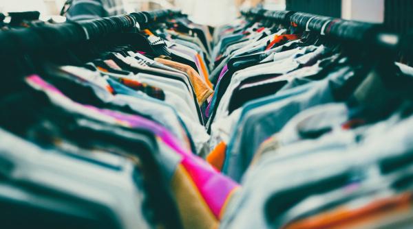 De ce hainele second hand vor fi la mare căutare de acest Crăciun