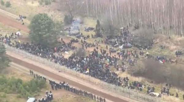 Val uriaș de migranți la granița Poloniei cu Belarus VIDEO