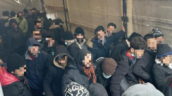 Un camion românesc cu peste 100 de imigranți, depistat în Ungaria