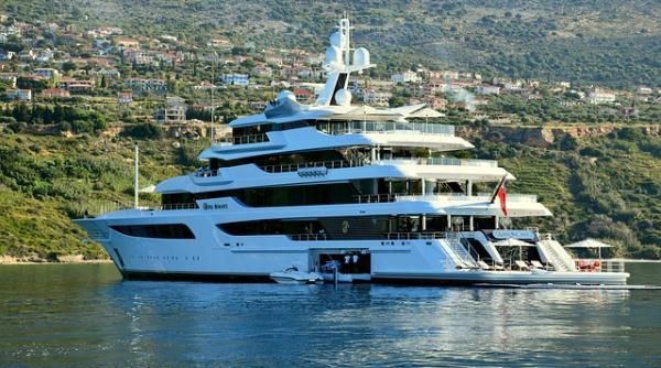 Vânzările de super-iahturi au explodat. Explicațiile industriei sunt simple