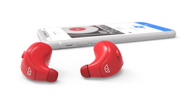 Căști revoluționare care traduc în timp real din orice limbă