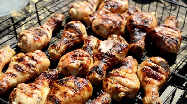 Nestle face o investiție bizară. Carne artificială de pui cu piele și os