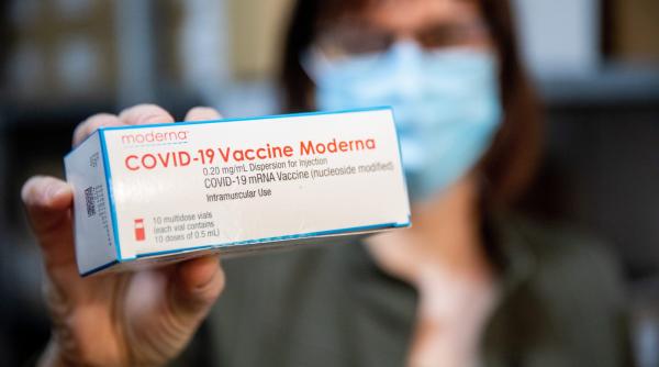 COVID-19: Moderna va dezvolta o doză de rapel specifică pentru varianta Omicron