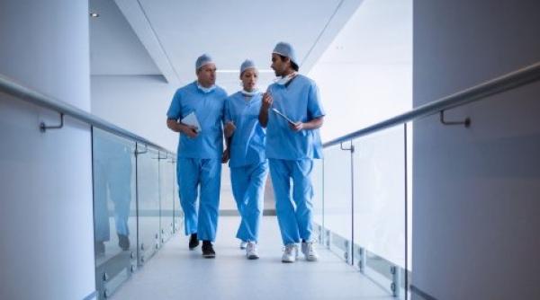 Simptome ATIPICE provocate de varianta OMICRON. Avertismentul medicilor