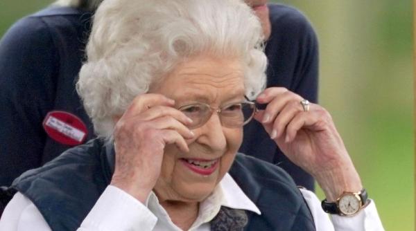 Care sunt singurele DOUĂ persoane cărora Regina Elisabeta le răspunde personal la telefon