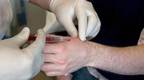 Suedezii preferă să se microcipeze după ce pașaportul de vaccinare a devenit obligatoriu