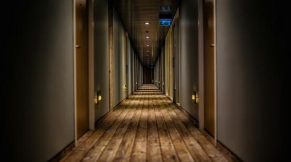 Omicron. Doi călători s-au infectat fără să aibă NICIUN contact 