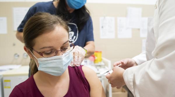 Omicron. Cel mai recent studiu arată cât de eficiente sunt vaccinurile