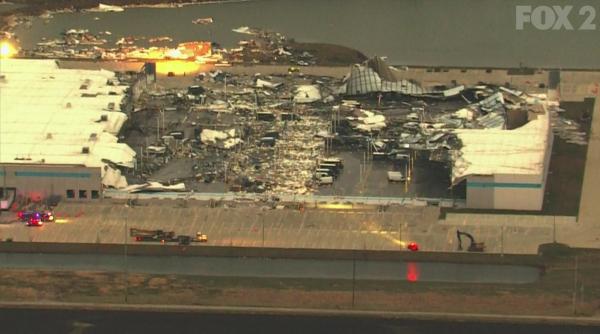Un depozit Amazon, pus la pământ de tornadă. Zeci de persoane au fost prinse sub dărâmături