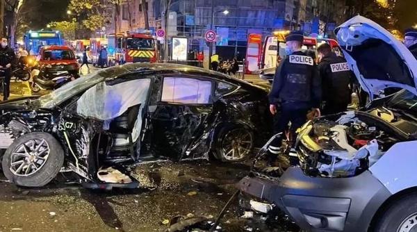 O mașină Tesla a făcut prăpăd în Franța. 20 de răniți din care 7 foarte grav