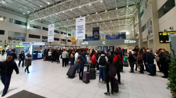 Pe Otopeni, călătorii trebuie să aștepte în avioane triajul din aeroport