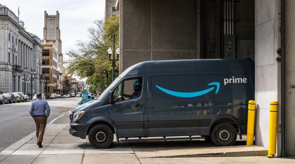 Scandal la Amazon. Un șofer nu a fost lăsat să se adăpostească din calea unei tornade