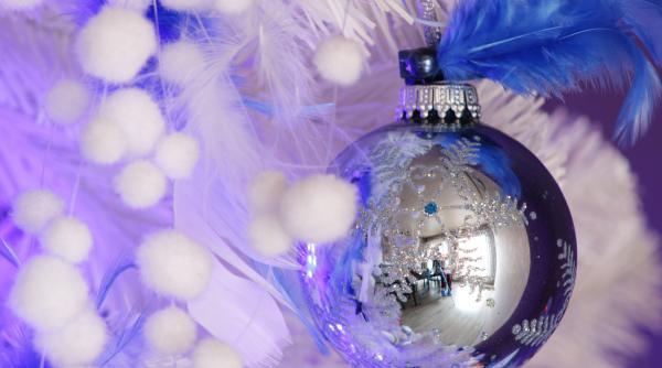 De ce e bine să pui o monedă în bradul de Crăciun. Tradiţia veche de sute de ani