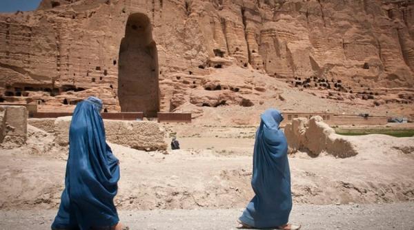 Talibanii instituie încă o ”regulă de aur”. Femeile care vor să călătorească vor avea o problemă