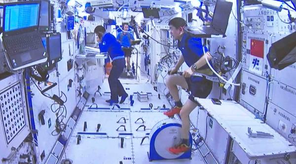 Chinezii, furioși pe Elon Musk: Starlink e doar o grămadă de gunoi spațial