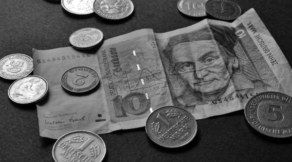 Nostalgici, europenii tezaurizează încă vechii bani, la 20 de ani de la adoptarea euro