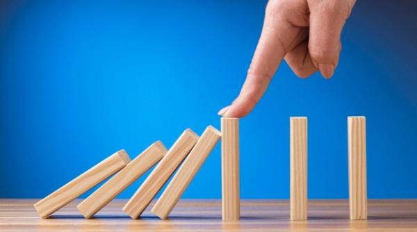 Pandemia, inflaţia şi criza forţei de muncă riscă să adâncească dezechilibrele din România (analiză)