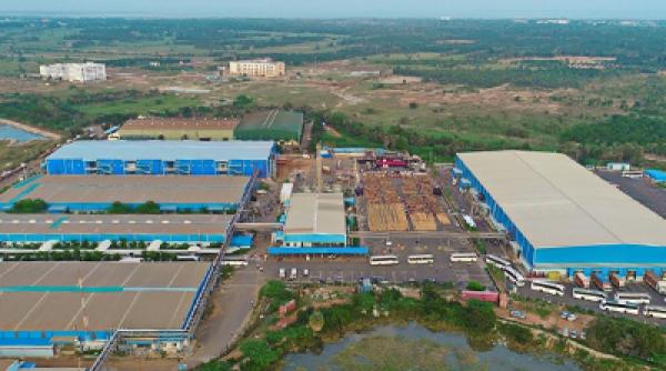 Condiții de muncă sinistre într-o fabrică Apple din India